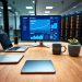 Na drvenom stolu su aluminijski laptop, crna tipkovnica i keramička šalica; monitor prikazuje "Izrada web stranica i SEO optimizacija | Total Media".